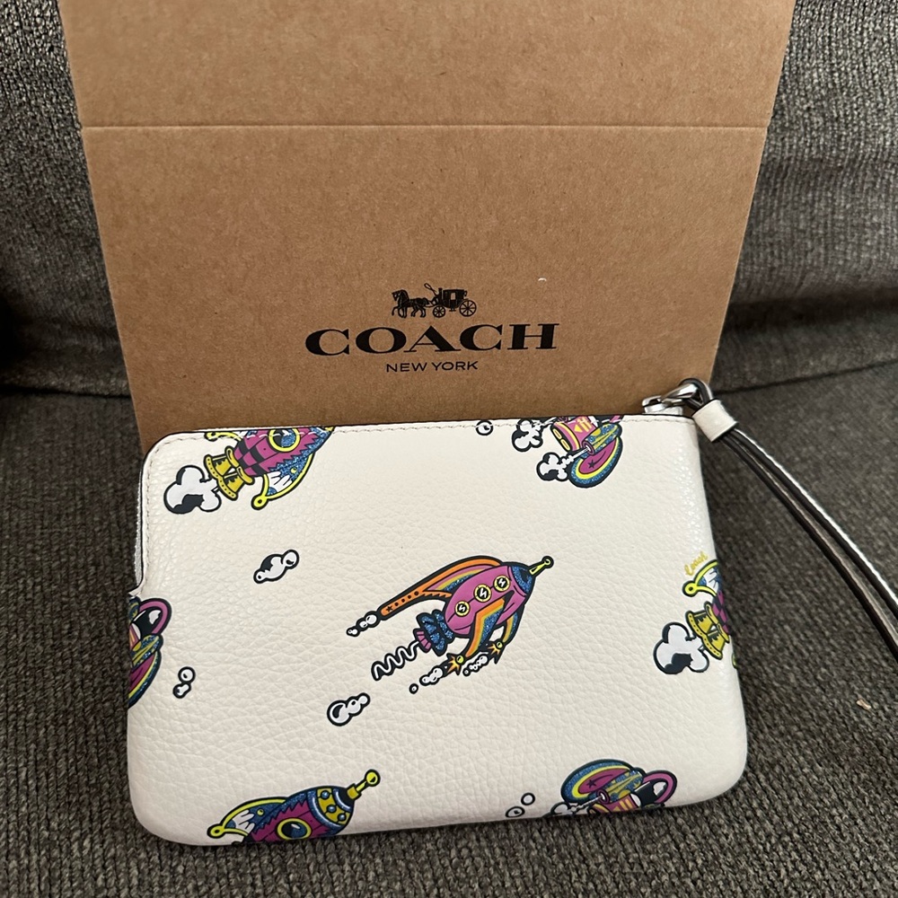 Coach rocket zip wristlet nwt in package comes with gift box - Picture 7 of 7